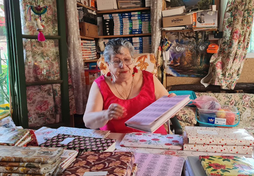 Como relató Olivia Ulloa, su aproximación más concreta al canto popular se inicia “cuando era apoderada del colegio Regina Pacis, hace más de cincuenta años”. 